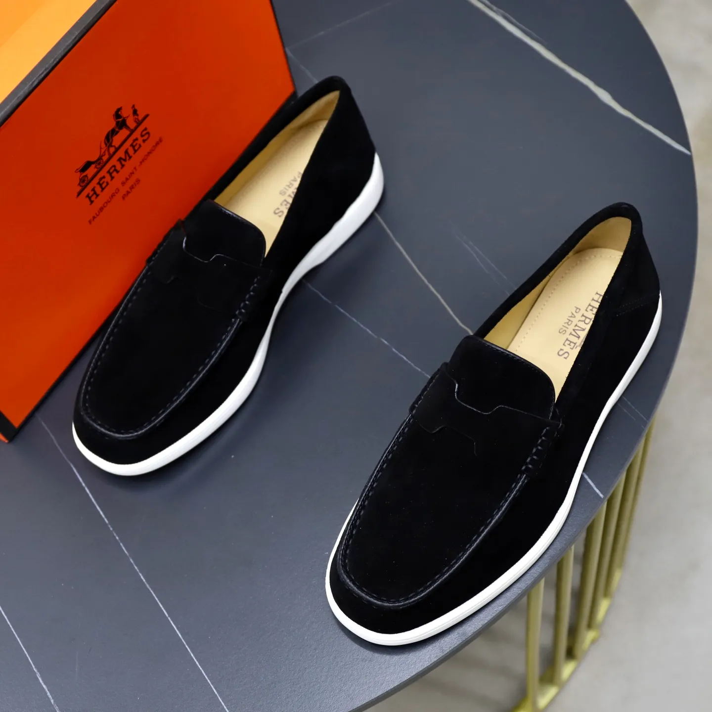 Ex-factory price: 540💰Hermès/Hermès slip-on men's shoes. This shoe is made of imported cow suede leather, with simple and smooth lines, and a 3CM rubber foam ultra-light sole combined with aerodynamic design! Youthful and fashionable, H button decoration, contrasting leather embellishment on the heel, calf lining to gently wrap your feet, with embossed logo cowhide feet, leather rock strips, casual and urban style, highlighting youthful vitality, sports and leisure version, super versatile Size number: 38-39-40-41-42-43-44 Standard leather shoe size (45 can be customized but does not support returns)